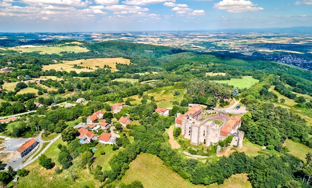 Blick auf das Chateau de Chazeron, eine Burg im Département Puy-de-Dome in Frankreich