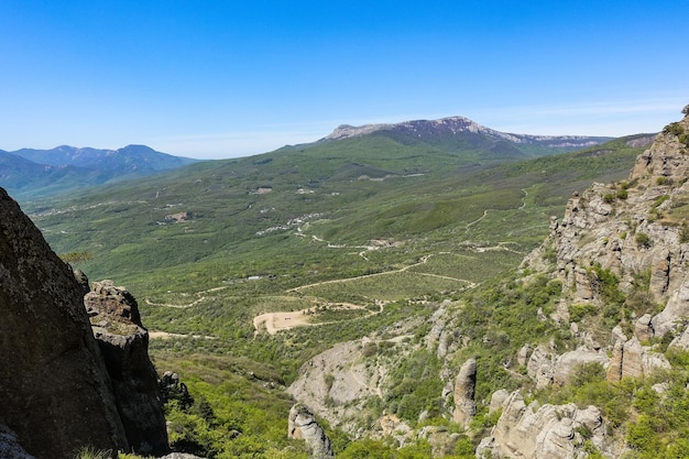 Blick auf das ChatyrDag-Plateau von der Spitze des Demerdzhi-Gebirges auf der Krim in Russland