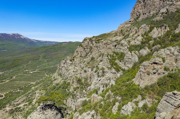 Blick auf das ChatyrDag-Plateau von der Spitze des Demerdzhi-Gebirges auf der Krim in Russland