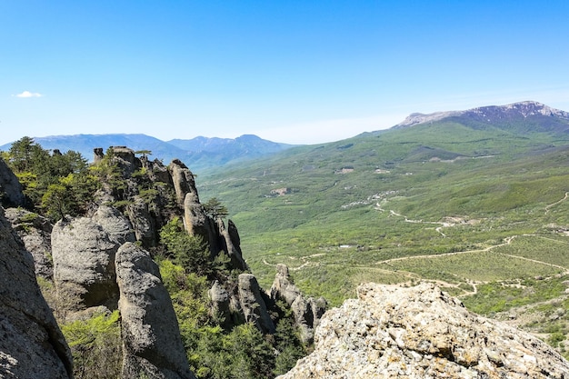 Blick auf das ChatyrDag-Plateau von der Spitze des Demerdzhi-Gebirges auf der Krim in Russland