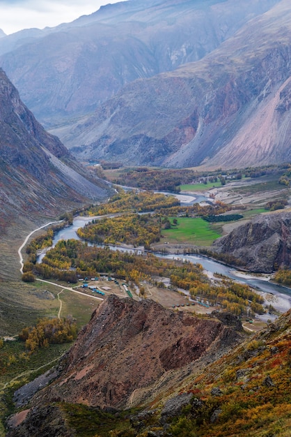 Blick auf das Chulyshman-Flusstal vom KatuYaryk-Pass. Altai, Russland