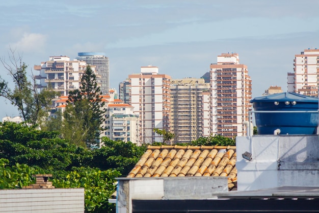 Blick auf das Dach eines Gebäudes in Barra da Tijuca in Rio de Janeiro