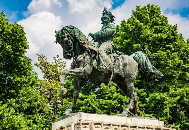 Blick auf das Denkmal für Vittorio Emanuele der zweite König von Italien auf dem Bra-Platz in Verona, Italien