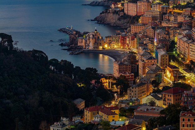 Blick auf das Dorf Camogli und das Ufer während der blauen Stunde