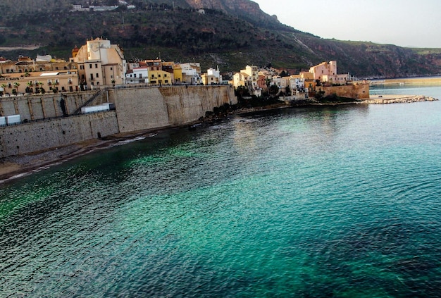 Blick auf das Dorf Castellammare del Golfo mit seinem smaragdgrünen Wasser Sizilien Italien