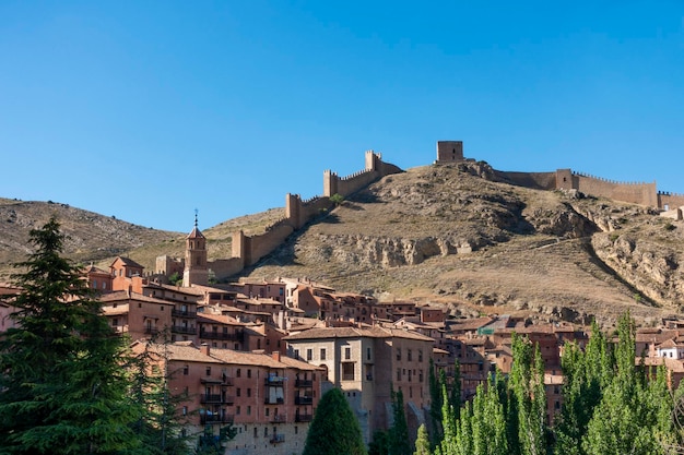 Blick auf das Dorf, die Mauer und das Schloss des historischen Dorfes Albarracin in Spanien