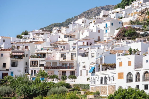 Blick auf das Dorf Frigiliana in Malaga mit weißen Häusern zusammen (Andalusien - Spanien)