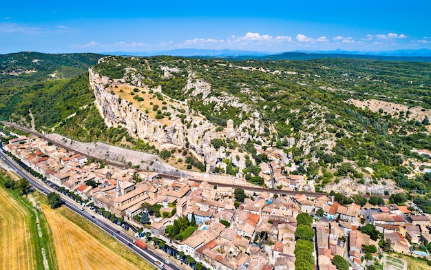 Blick auf das dorf mornas mit seiner festung. vaucluse, frankreich