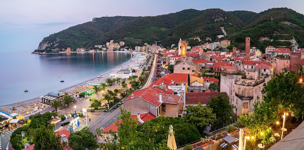 Blick auf das Dorf Noli an der italienischen Riviera