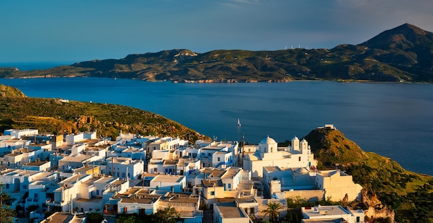 Blick auf das Dorf Plaka auf der Insel Milos bei Sonnenuntergang in Griechenland