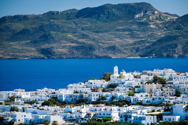 Blick auf das Dorf Plaka mit traditioneller griechischer Kirche Insel Milos Griechenland