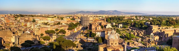 Blick auf das Forum Romanum mit Kolosseum - Italien