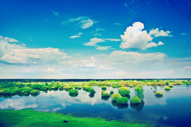 Blick auf das Frühjahrshochwasserfeld und den Instagram-Stil des bewölkten Himmels