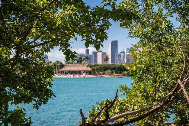 Foto blick auf das gebäude von der see aus