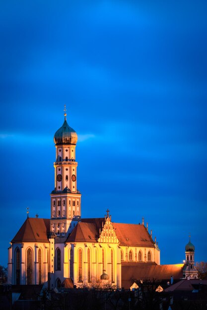 Foto blick auf das gebäude vor dem blauen himmel