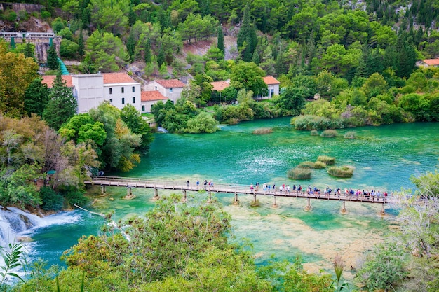 Blick auf das Gebiet in der Nähe der Wasserfälle im Nationalpark Krka, Kroatien