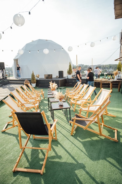 Foto blick auf das gemütliche café im freien auf dem dach