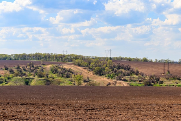 Blick auf das gepflügte Feld im Frühling. Agrarlandschaft