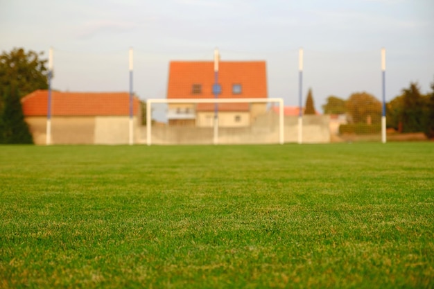 Foto blick auf das grasbewachsene feld vor dem bewölkten himmel