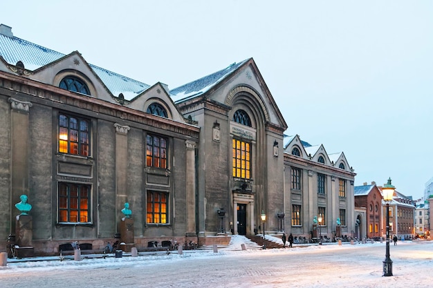 Blick auf das Hauptgebäude der Universität Kopenhagen im Winter. Die Universität Kopenhagen ist die älteste Universität und Forschungseinrichtung in Dänemark. Es wurde 1479 gegründet.