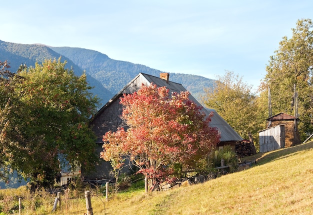 Blick auf das Herbstgebirgsland