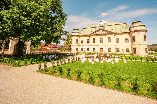 Blick auf das Herrenhaus im Dorf in der Nähe der hölzernen evangelischen Artikularkirche in Hronsek Banska Bystrica Slowakei