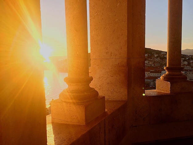 Foto blick auf das historische gebäude gegen den himmel beim sonnenuntergang