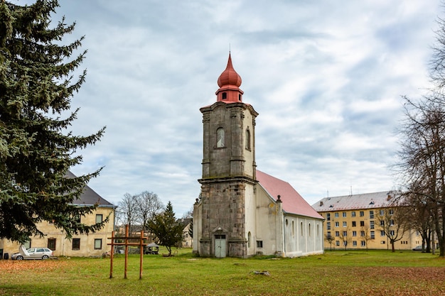 Blick auf das historische Gebäude vor dem Himmel