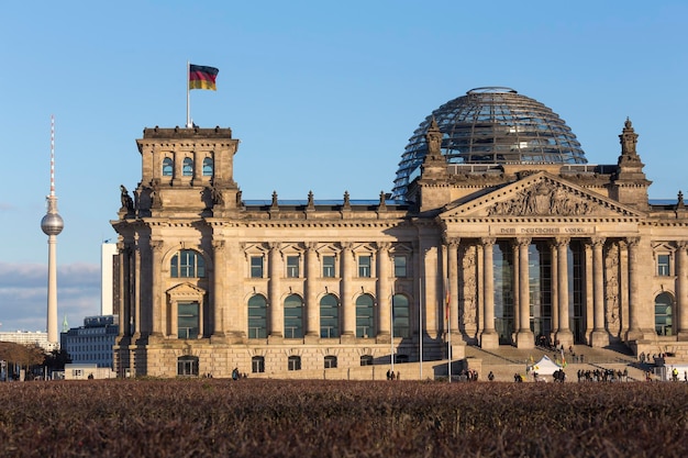 Blick auf das historische Gebäude vor dem Himmel