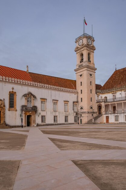 Blick auf das historische Gebäude vor dem Himmel