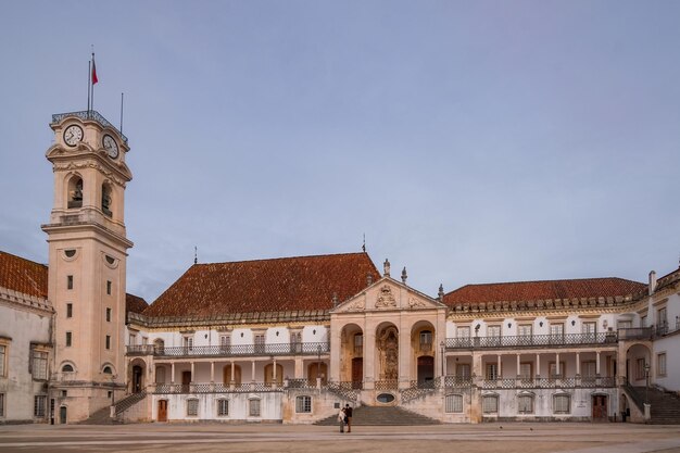 Blick auf das historische Gebäude vor dem Himmel