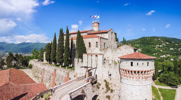 Blick auf das historische Schloss in der Stadt Brescia, Italien