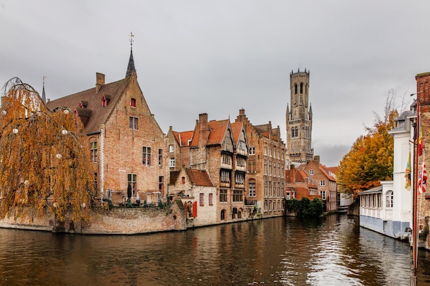 Foto blick auf das historische stadtzentrum von brügge. die altstadt im mittelalterlichen europa belgien