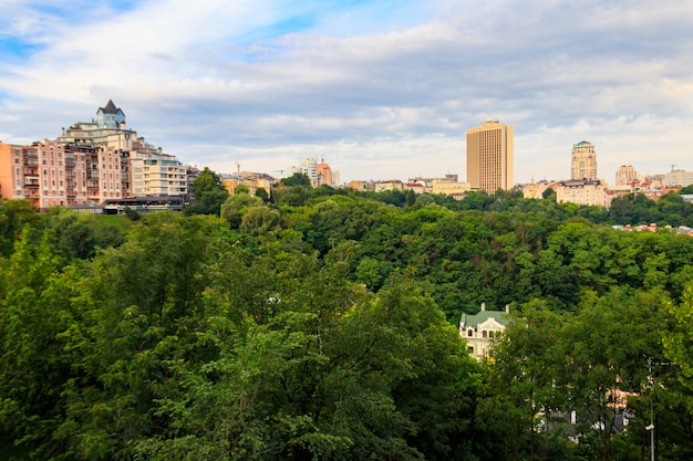 Blick auf das historische Viertel Podil in Kiew, Ukraine