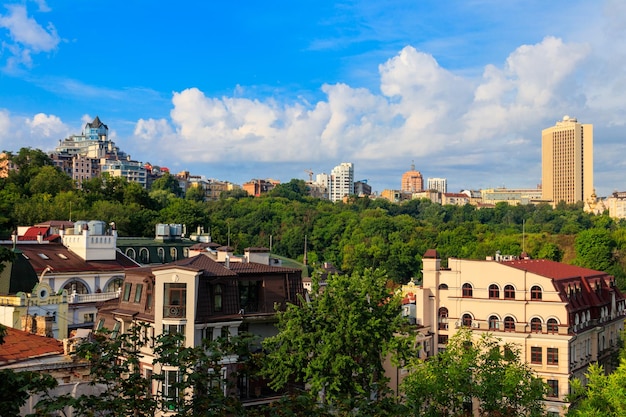 Blick auf das historische Viertel Podil in Kiew, Ukraine