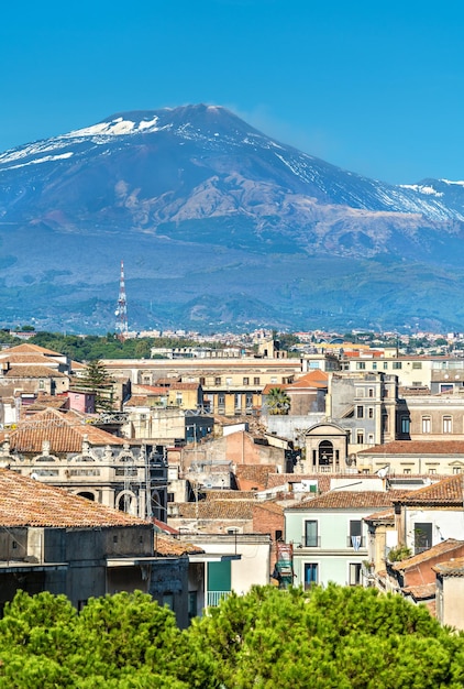 Blick auf das historische Zentrum von Catania mit dem Vulkan Ätna im Hintergrund. Italien, Sizilien