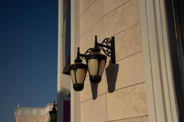 Blick auf das Hotelgebäude mit den an der Wand hängenden Straßenlaternen