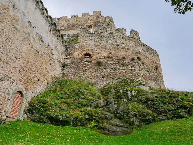 Blick auf das Innere der mittelalterlichen Burgruine in Niederschlesien, Polen