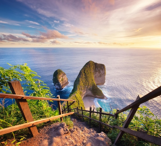 Blick auf das Kap bei Sonnenuntergang Meereslandschaft bei Sonnenuntergang Strand und Meer Kelingking Strand Nusa Penida Bali Indonesien Reisebild