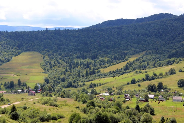 Blick auf das Karpatendorf in den Bergen