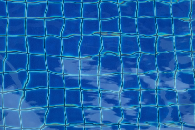 Blick auf das klare Wasser im Pool mit blauen Keramikfliesen