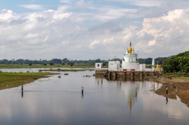 Blick auf das Kloster am Taungthaman-See von der Ubein-Brücke in der Nähe von Amarapura in Myanmar Burma