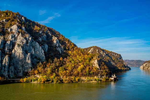 Blick auf das Kloster Mraconia auf der rumänischen Seite der Donau-Djerdap-Schlucht