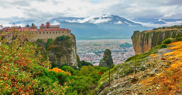 Blick auf das Kloster St. Stephen auf dem Felsen in Meteora im Herbst, Griechenland