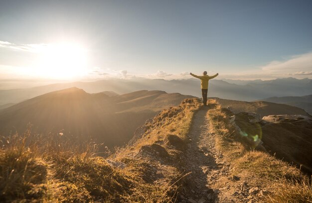 Foto blick auf das kreuz auf dem berg gegen den himmel