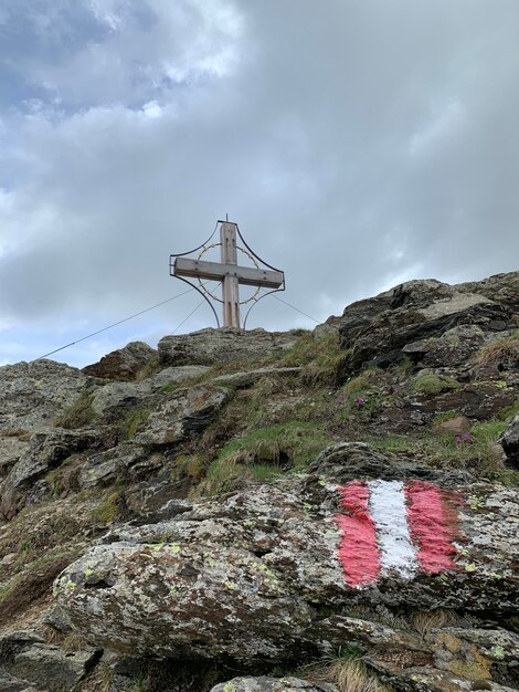 Foto blick auf das kreuz auf dem felsen gegen den himmel