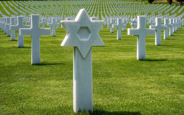 Foto blick auf das kreuz auf dem friedhof