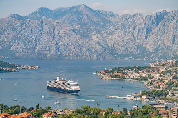 Blick auf das Kreuzfahrtschiff, das in den Hafen von Kotor in der Bucht von Boko Kotor eingelaufen ist