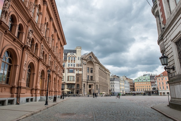 Blick auf das Kunstmuseum Riga Bourse am Domplatz in der Altstadt von Riga, Lettland.