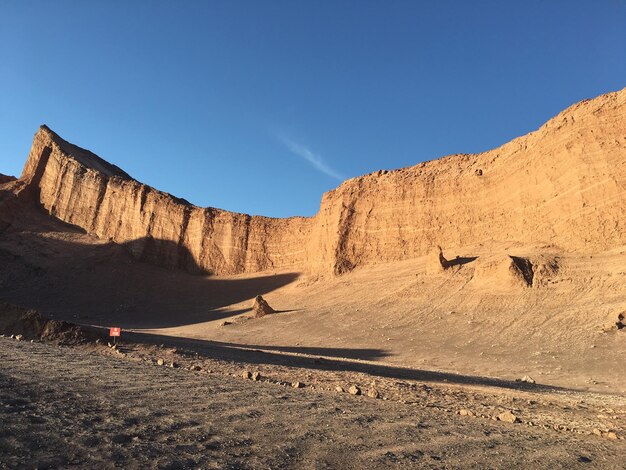 Foto blick auf das land und die berge vor dem blauen himmel